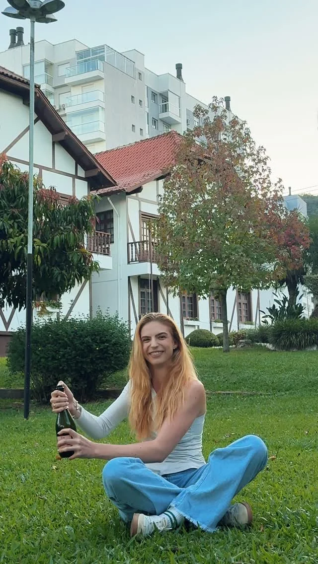 Alice Becker ao ar livre em um registro espontâneo