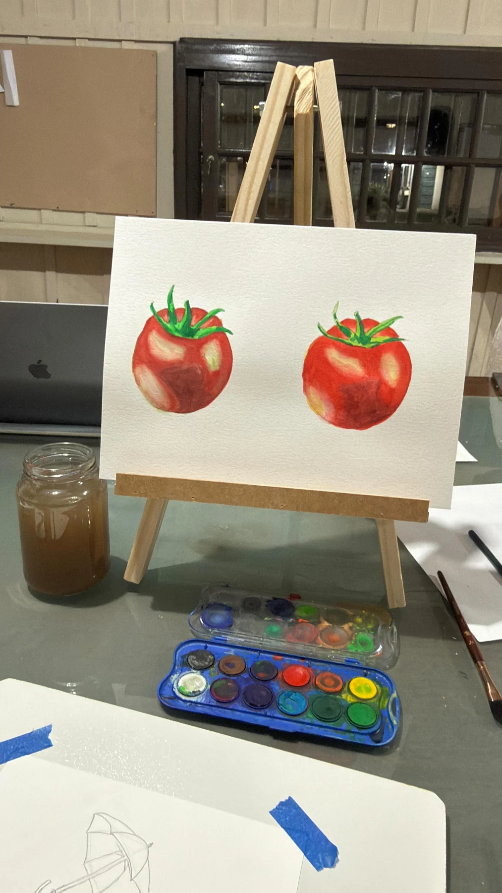 Alice Becker pintando em um registro de rotina criativa