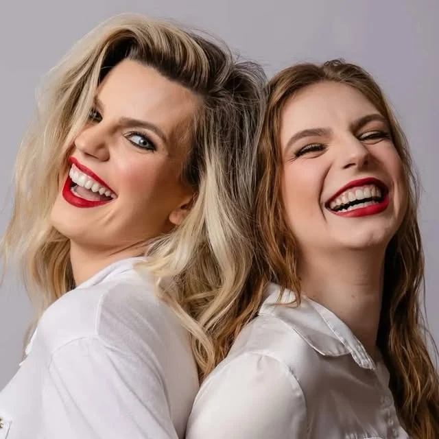 Alice Becker em retrato de celebração com sua irmã