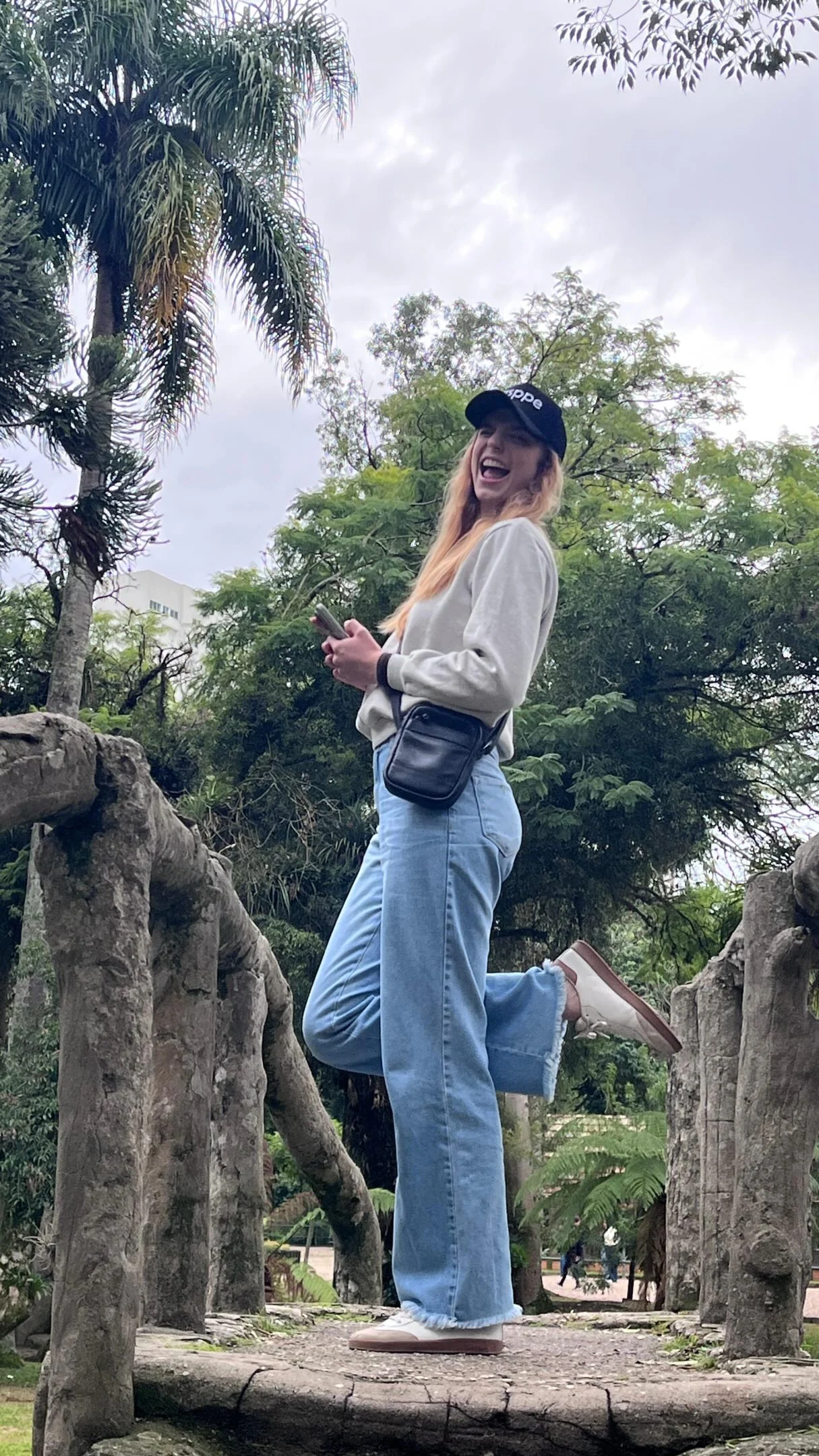 Alice Becker em viagem, em meio à natureza