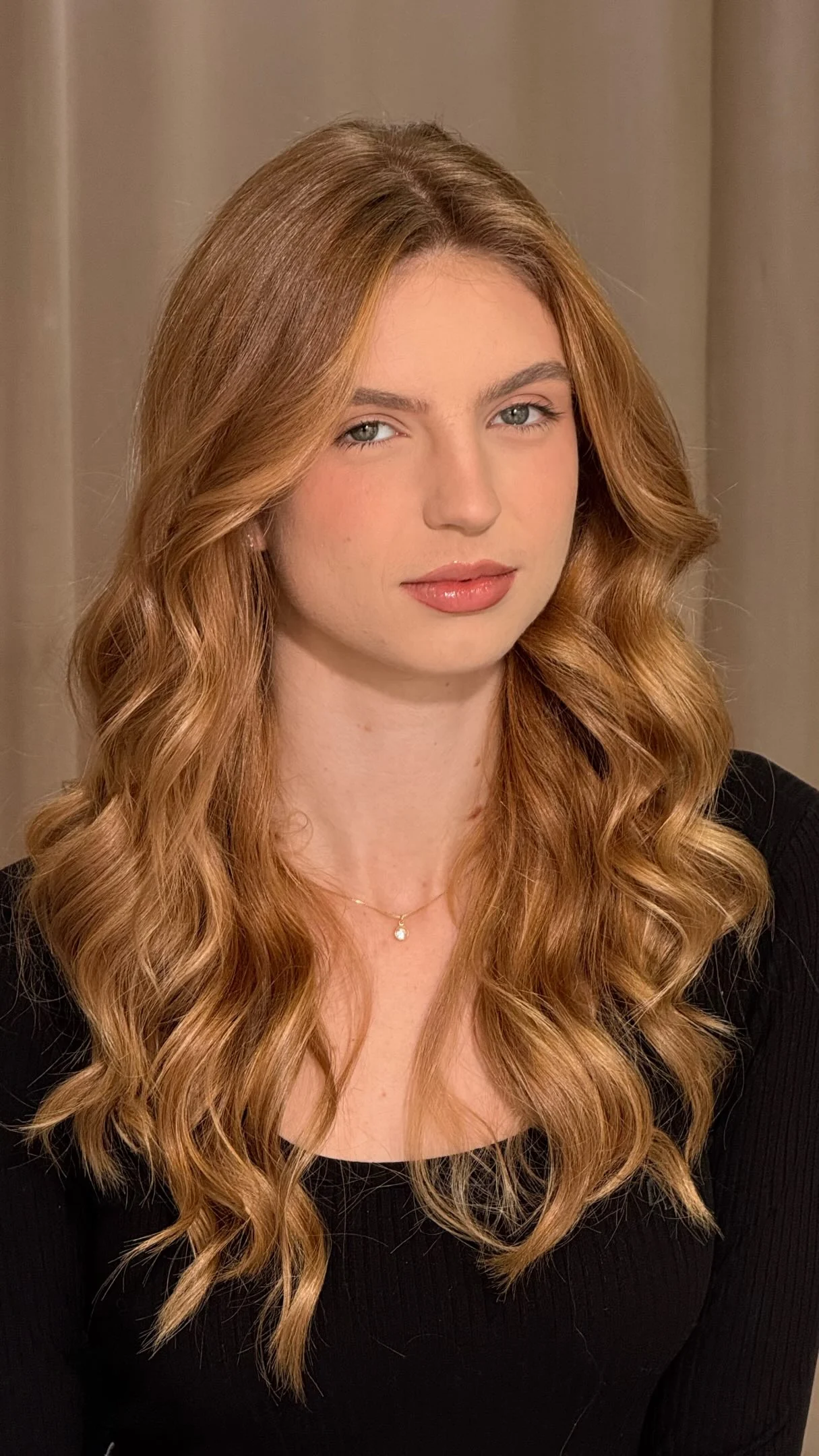 Retrato editorial de Alice Becker com cabelo produzido