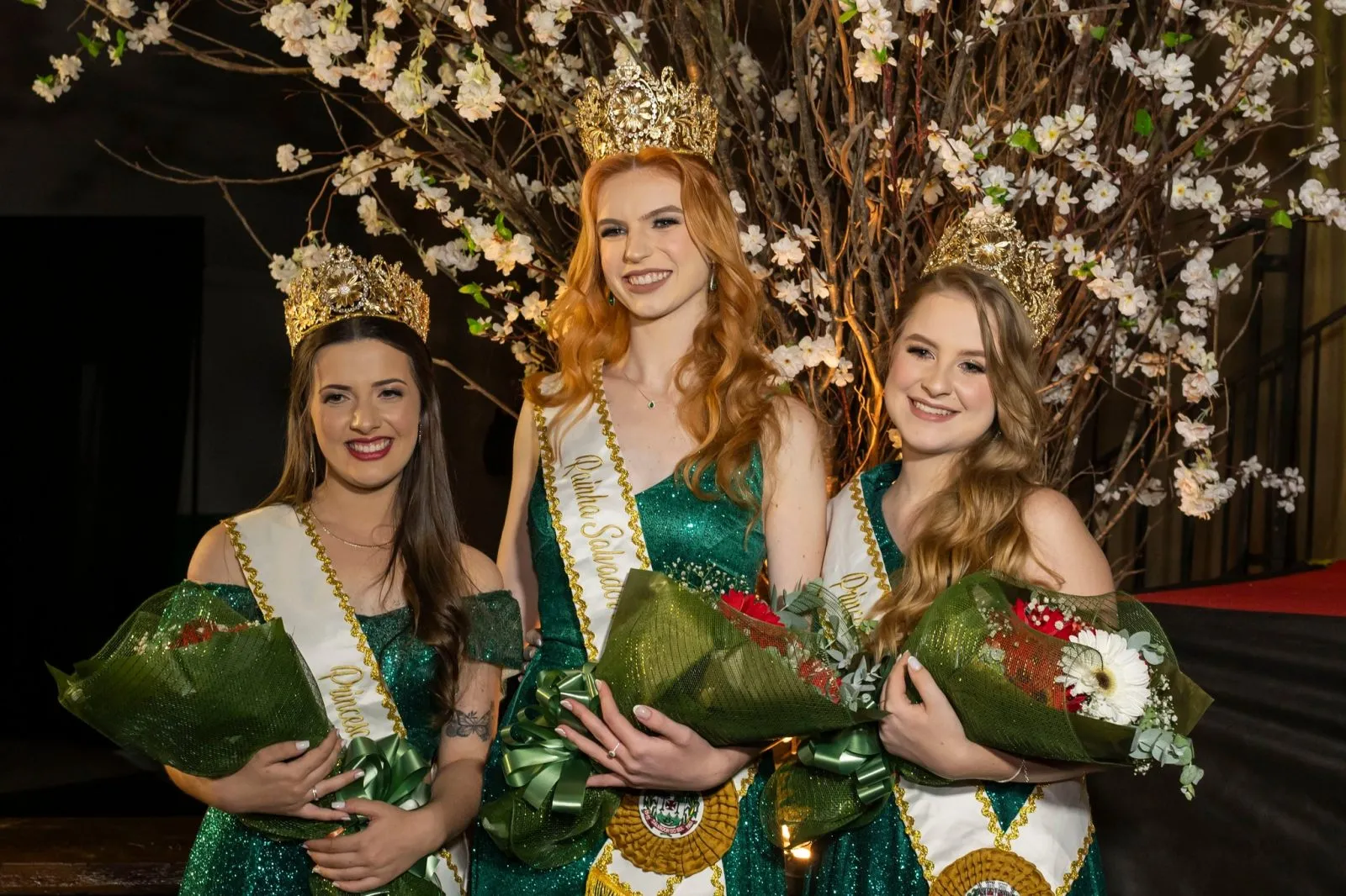 Alice Becker coroada Rainha de Salvador do Sul ao lado das princesas