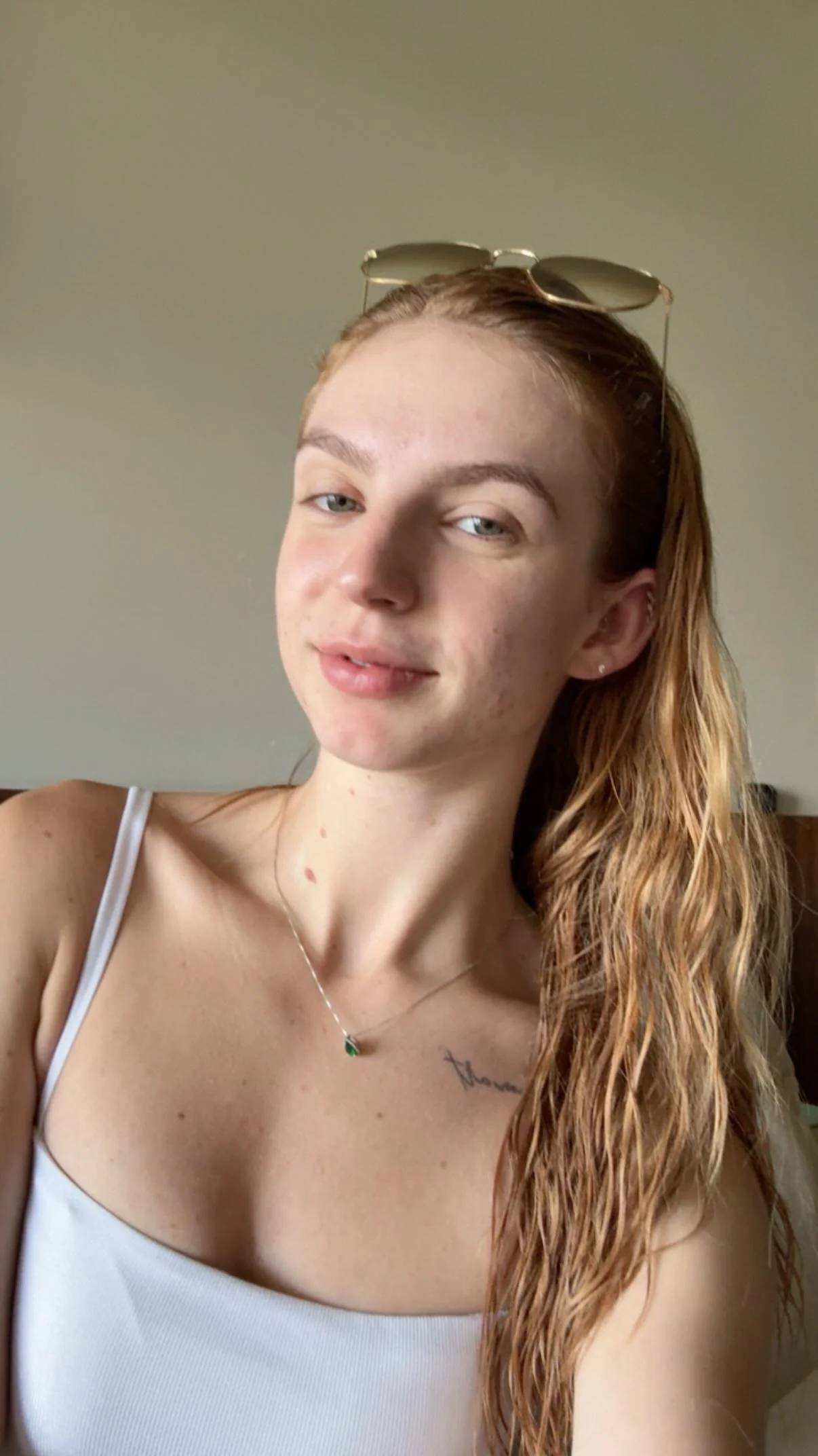 Alice Becker em retrato natural com luz suave